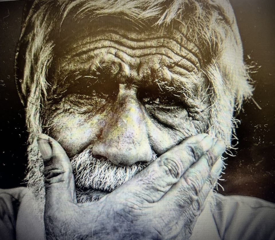 СУДЬБАКогда судьбу ломали власти, а революцию любить.Крушили церкви на показ, таков был Ленинский указ.Но мы любили и клялись, иконам верили всю жизнь.Дарили каждому цветы, природой нежной красоты.