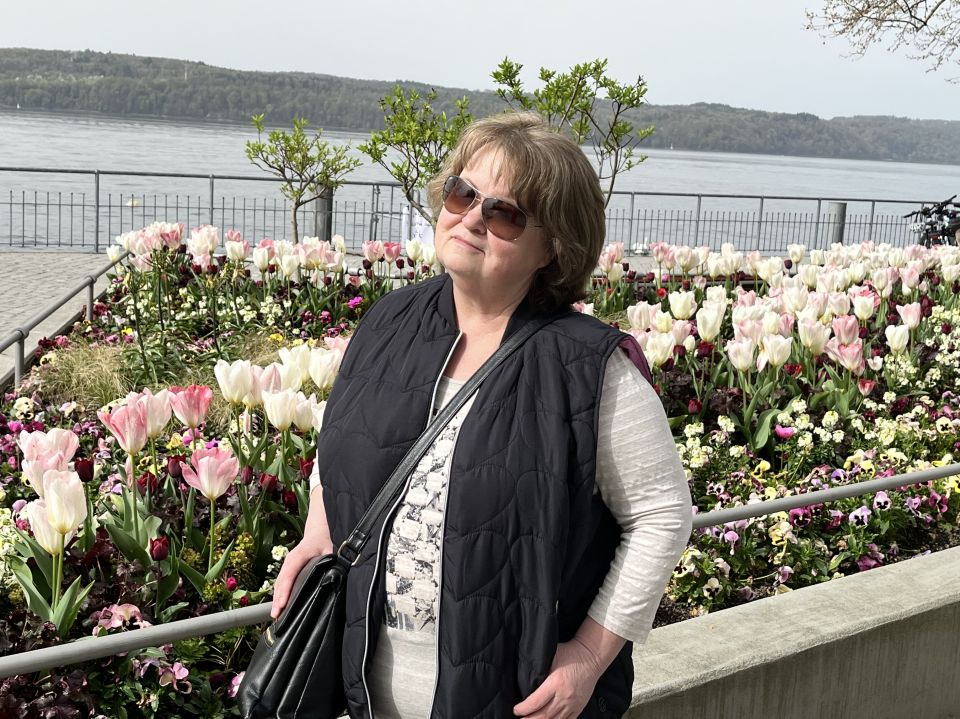 ЦВЕТУЩИЙ МАЙЦветущий Май, чарует красотой.А маки нам напомнят кто герой. Когда то проходили корабли.Теперь цветут тюльпаны у воды.