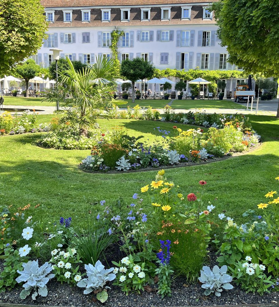 BodenseeЦветущий Рай увидел не во сне.Гуляя думал, я не только о тебе.На острове где птицы голосят.И гордые павлины мне кричат.С подножья гор Швейцарские ручьи.Переливают ноты для реки.На острове Mainau русский царь.Прожил свой век и воспитал детей.К народам мира были всех милей.Озеро расположено между тремя странами, Германия .Австрия ,Швейцария.На озере остров 65 гектар. Проживал свой век русского Царя брат отрёкся от престола.Растут цветы и деревья со всего мира. Красота наполняет свежестью душу. 3 милл.Туристов посещают эту Райскую красоту. Горы Швейцарии украшают ландшафт. И я тутживу.