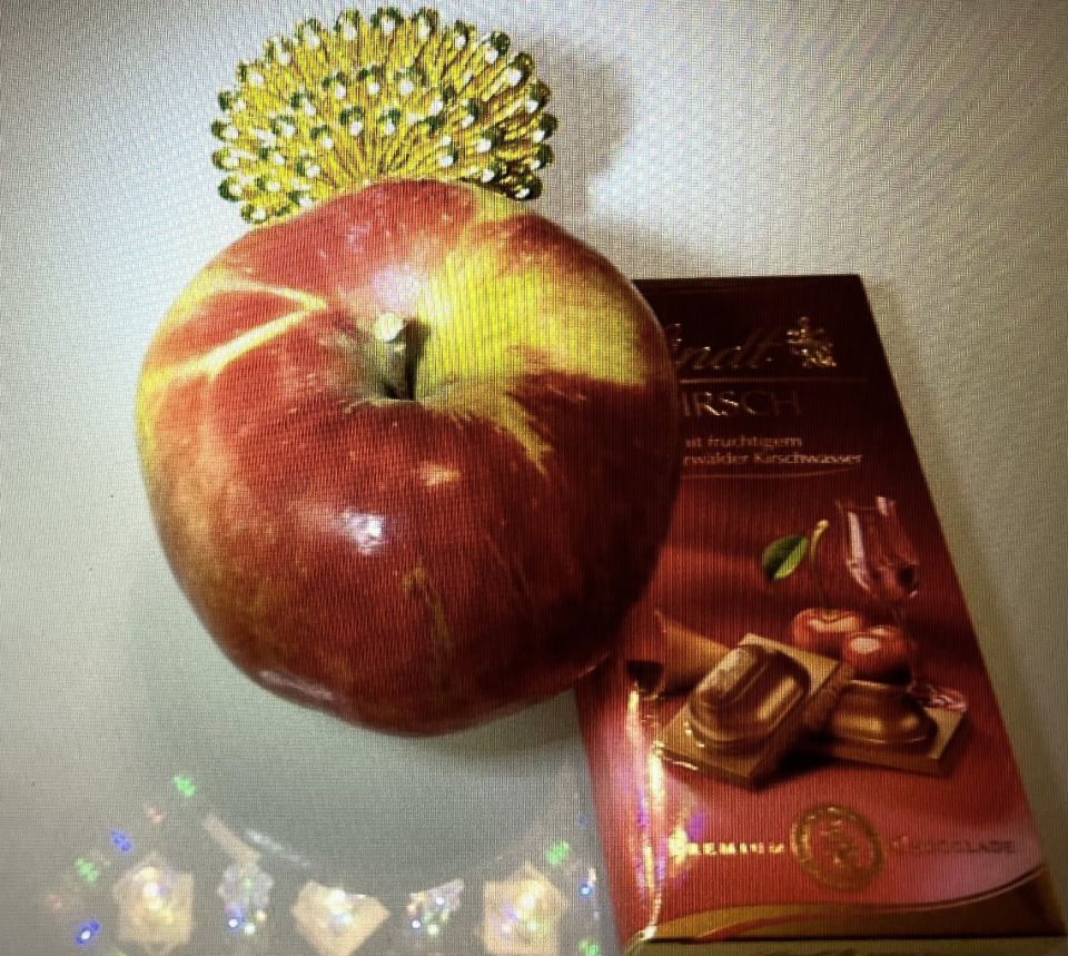 Cкажи мне правду.Скажи мне яблочко всю правду, кто подарил мне шоколад?.Ведь я девчонка молодая, гадаю в звёздах наугад.Любовь рождённая в миру, не даром свадьбы на перу. Твой рыцарь на пути с мечтой, он смелый гордый озорной.А этот вкусный шоколад, от папы с мамой просто так.